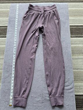 LULULEMON Joggers size 2 wildberry purple, athletics